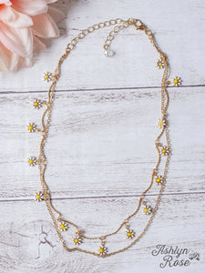 GOLD DAISY PENDANT NECKLACE